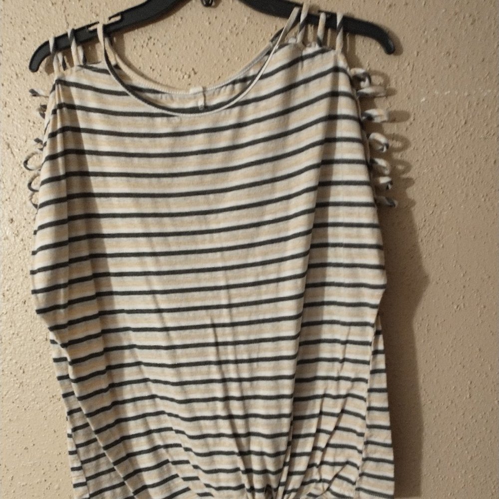 CREAM, WHITE, BLACK, GREY SHIRT WITH TIED BOTTOM